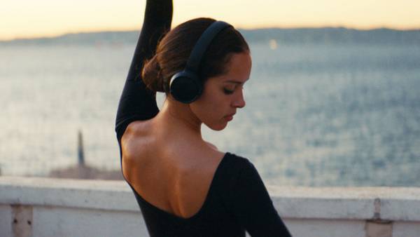 女性の身体表現はタブー…『裸足になって』未経験から挑む主演リナ・クードリのダンスレッスンシーン映像