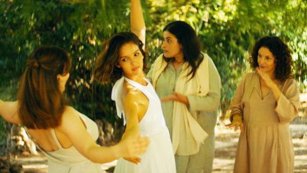 女性の身体表現はタブー…『裸足になって』未経験から挑む主演リナ・クードリのダンスレッスンシーン映像