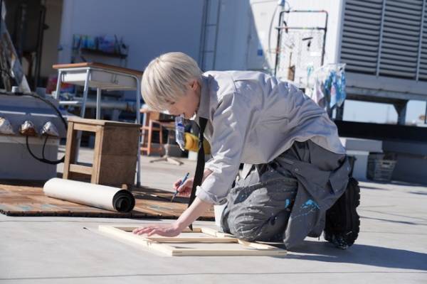 白岩瑠姫、“絵描き”の所作を猛特訓『夜が明けたら、いちばんに君に会いにいく』場面写真