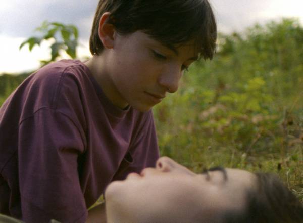 少年少女が湖畔で過ごす夏の一日『ファルコン・レイク』ロケーションの魅力たっぷりの本編映像