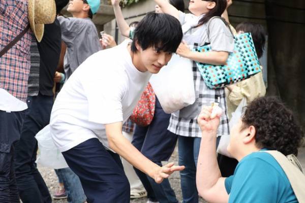 宮崎莉里沙“なる”が、落ち込む杉野遥亮“清舟”を村の行事に誘い出す…「ばらかもん」第2話