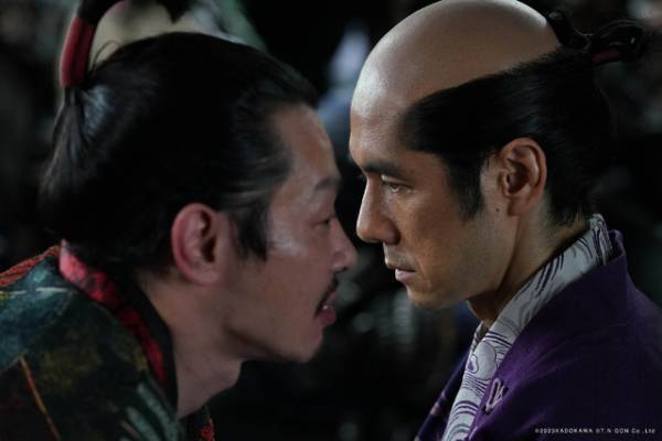 野望を果たさんとする曲者たち捉える『首』場面写真＆純金ムビチケ発売決定