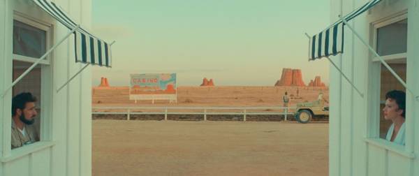 戦場カメラマンと女優がダイナーで出会う『アステロイド・シティ』本編映像