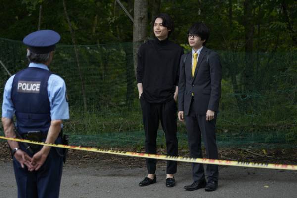 松村北斗×西畑大吾、前代未聞の難事件に挑む「ノッキンオン・ロックドドア」初回拡大で本日放送スタート