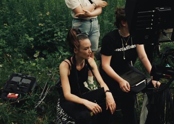 シャルロット・ル・ボンが初長編監督作への思いを語る『ファルコン・レイク』メイキング映像