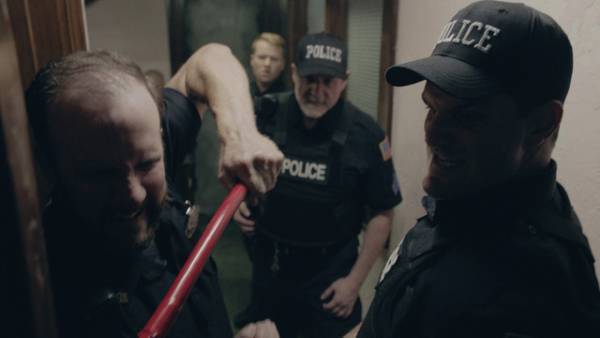 無実の男の家に警官が突入…緊迫の応酬捉える『キリング・オブ・ケネス・チェンバレン』予告編