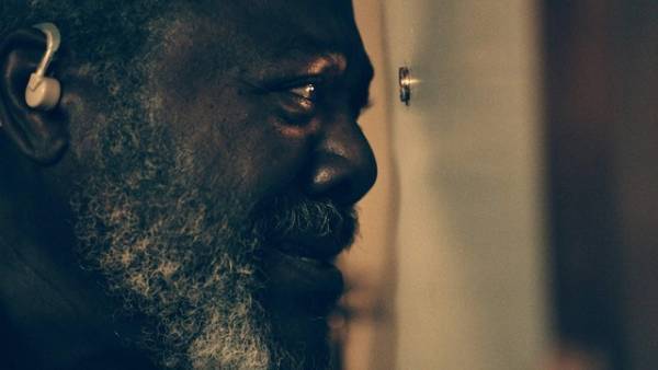 無実の男の家に警官が突入…緊迫の応酬捉える『キリング・オブ・ケネス・チェンバレン』予告編