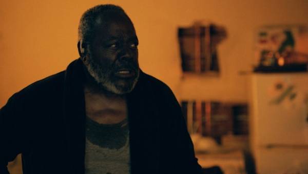 無実の男の家に警官が突入…緊迫の応酬捉える『キリング・オブ・ケネス・チェンバレン』予告編