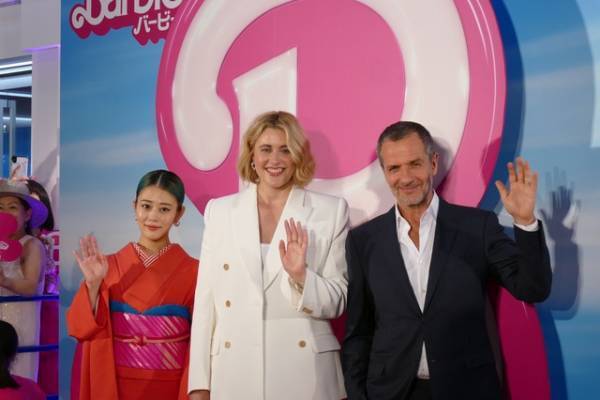 『バービー』グレタ・ガーウィグ監督が初来日、高畑充希の演技を絶賛