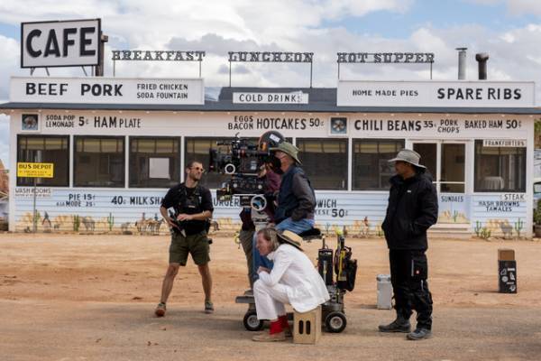 建物も岩山もサボテンまで手造り！砂漠の街の舞台裏『アステロイド・シティ』メイキング映像