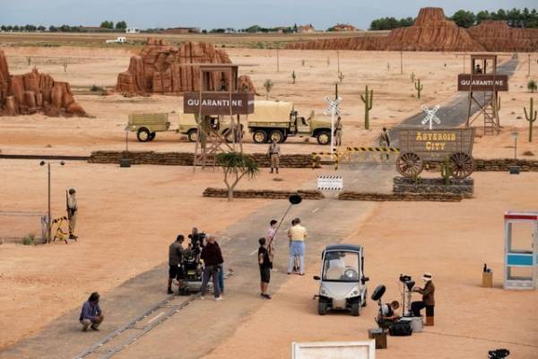 建物も岩山もサボテンまで手造り！砂漠の街の舞台裏『アステロイド・シティ』メイキング映像