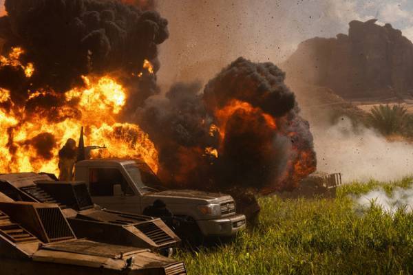 孤軍奮闘するジェラルド・バトラー捉える『カンダハル 突破せよ』場面写真