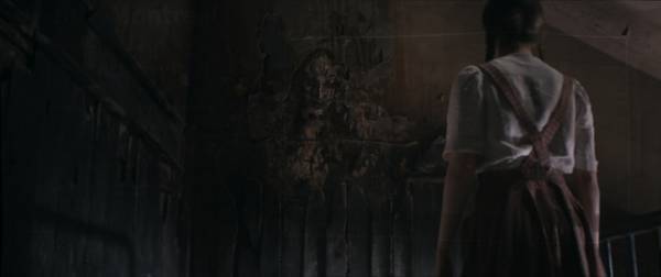 “シスター ヴァラク”が浮かび上がる…『死霊館のシスター 呪いの秘密』場面写真＆日本版ポスター