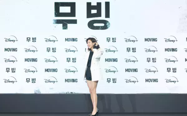 Disney+「ムービング」ハン・ヒョジュ＆チョ・インソンが緊張気味のイ・ジョンハをフォロー「息子！ファイト！」