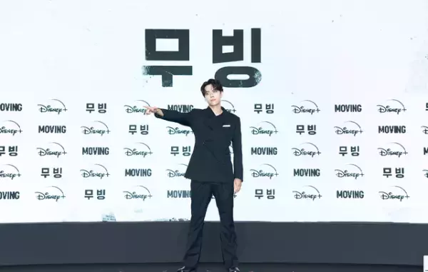 Disney+「ムービング」ハン・ヒョジュ＆チョ・インソンが緊張気味のイ・ジョンハをフォロー「息子！ファイト！」