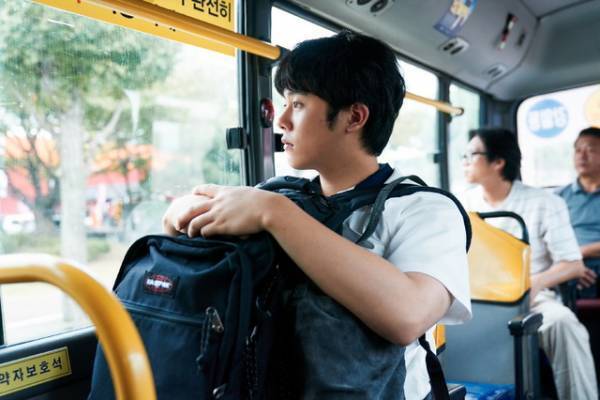 Disney+「ムービング」ハン・ヒョジュ＆チョ・インソンが緊張気味のイ・ジョンハをフォロー「息子！ファイト！」