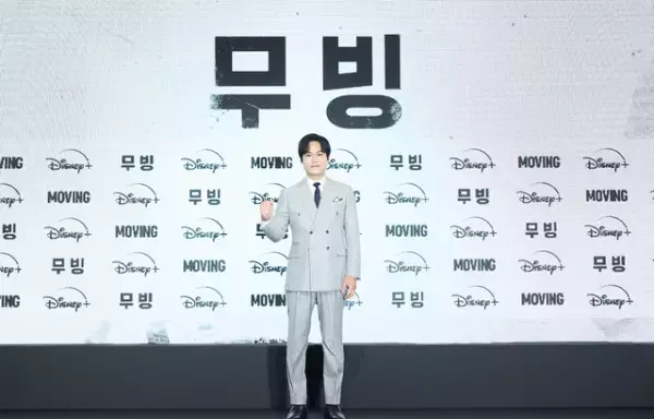 Disney+「ムービング」ハン・ヒョジュ＆チョ・インソンが緊張気味のイ・ジョンハをフォロー「息子！ファイト！」