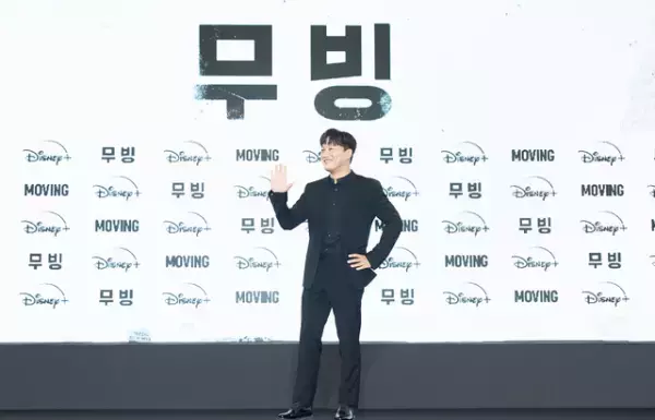 Disney+「ムービング」ハン・ヒョジュ＆チョ・インソンが緊張気味のイ・ジョンハをフォロー「息子！ファイト！」