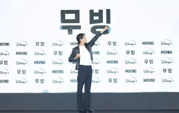 Disney+「ムービング」ハン・ヒョジュ＆チョ・インソンが緊張気味のイ・ジョンハをフォロー「息子！ファイト！」