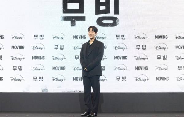 Disney+「ムービング」ハン・ヒョジュ＆チョ・インソンが緊張気味のイ・ジョンハをフォロー「息子！ファイト！」