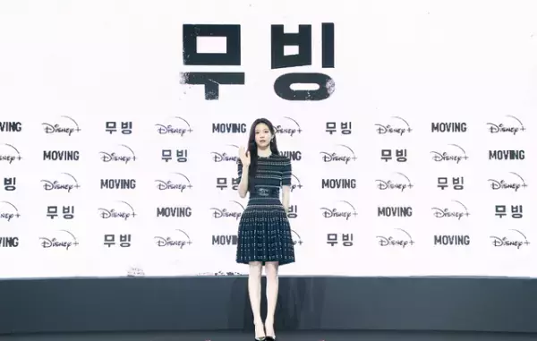 Disney+「ムービング」ハン・ヒョジュ＆チョ・インソンが緊張気味のイ・ジョンハをフォロー「息子！ファイト！」