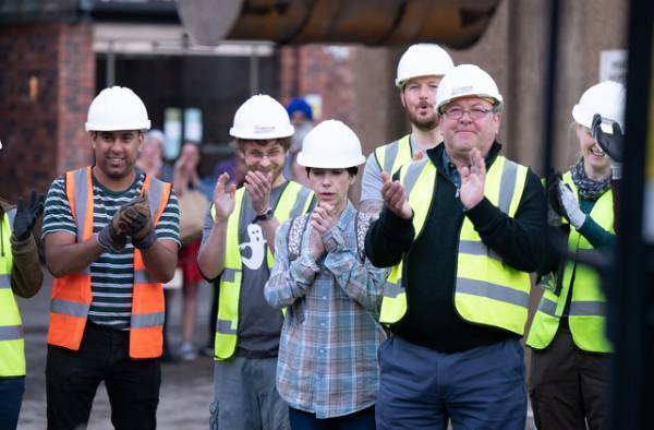 歴史的ワンシーンも見事に再現 サリー・ホーキンス主演『ロスト・キング』場面写真＆30秒予告