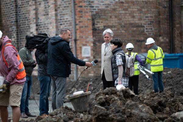 歴史的ワンシーンも見事に再現 サリー・ホーキンス主演『ロスト・キング』場面写真＆30秒予告