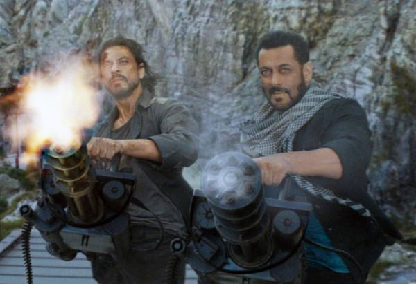 サルマーン・カーン×シャー・ルク・カーンの2人が最強タッグ！『PATHAAN／パターン』新場面写真