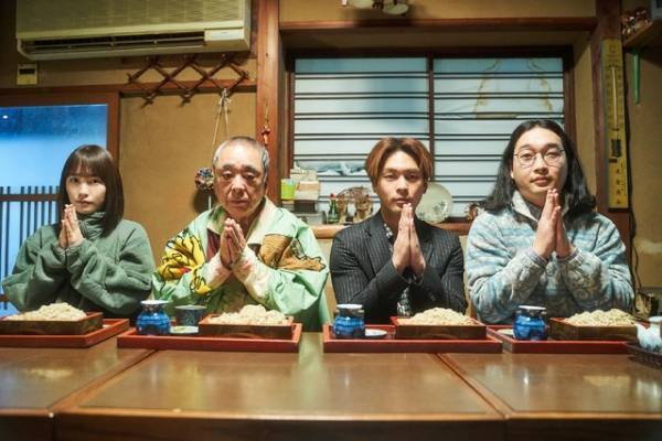 柳楽優弥主演「オレは死んじまったゼ！」幽霊たちの家族写真公開