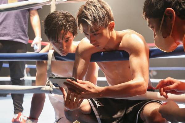 横浜流星×窪田正孝の“対戦”ポスターも『春に散る』“ボクシング”舞台裏カット