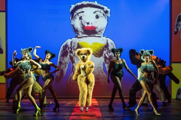 リアーナからゴルチエまで、華やかなショーの舞台裏に迫るファッション・ドキュメンタリー作品に注目