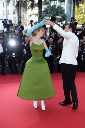 ルパート・フレンド＆マヤ・ホーク、完全アドリブの宇宙人歓迎ダンスメイキング映像『アステロイド・シティ』