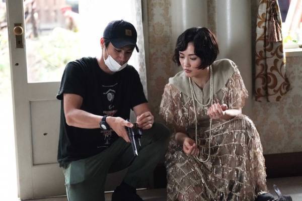 綾瀬はるか、ジェシー＆清水尋也らとのアクション舞台裏『リボルバー・リリー』メイキング映像