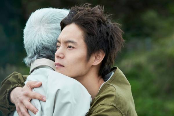 社会の理不尽に立ち向かう、不器用な家族たち切り取る『愛にイナズマ』場面写真