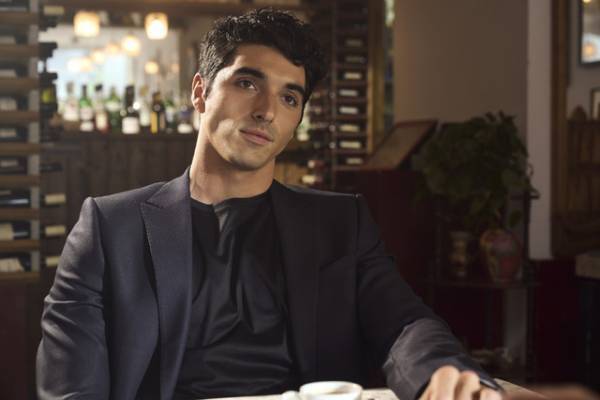 『赤と白とロイヤルブルー』オープニング視聴数No.1の大ヒット　“ケーキ事件”シーン到着