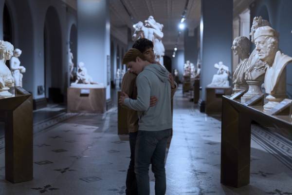 『赤と白とロイヤルブルー』オープニング視聴数No.1の大ヒット　“ケーキ事件”シーン到着