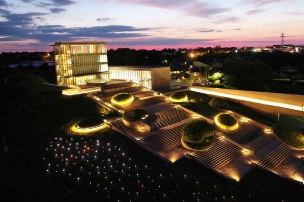 『ANNIE』を上映！ 夕日と映画を楽しむ野外イベント「哲楽夜市」8月26日開催