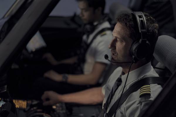 不時着した島で乗客が人質に！ジェラルド・バトラー主演『ロスト・フライト』予告編