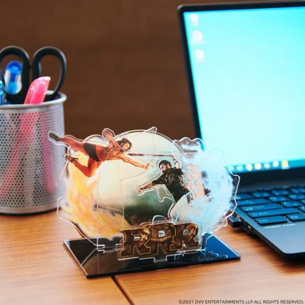 『ＲＲＲ』名シーンの数々がアクリルスタンドに！“ナートゥ”の2人も再現