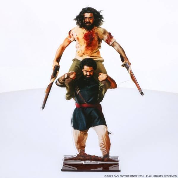 『ＲＲＲ』名シーンの数々がアクリルスタンドに！“ナートゥ”の2人も再現