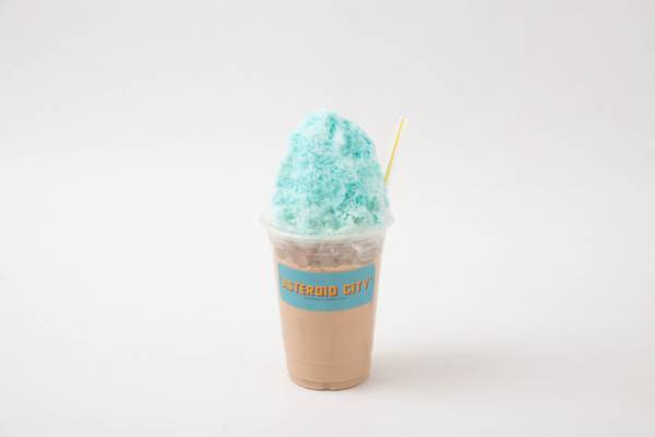 『アステロイド・シティ』カフェ＆展覧会開催！ 世界を味わうドリンクからキャスト着用衣装まで