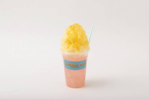 『アステロイド・シティ』カフェ＆展覧会開催！ 世界を味わうドリンクからキャスト着用衣装まで