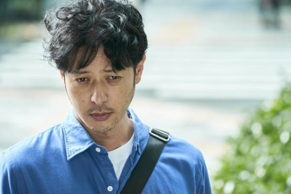 宮沢りえ＆オダギリジョー、希望と絶望の間で抱き合う“夫婦”の姿も『月』場面写真