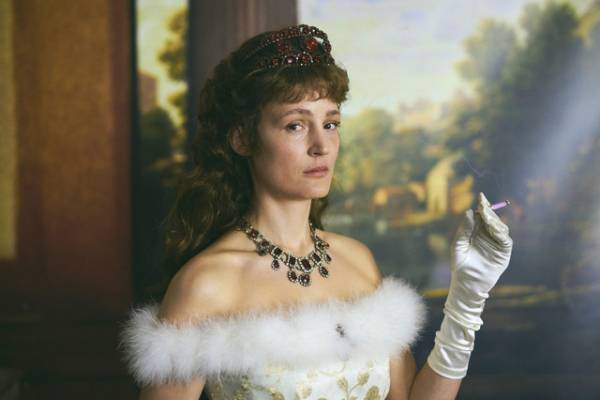 容姿ばかり注目される皇妃がとった行動は…『エリザベート 1878』本編映像