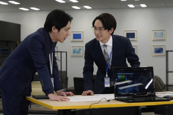 二宮和也＆藤原丈一郎、“先輩・後輩”の場面写真公開『アナログ』