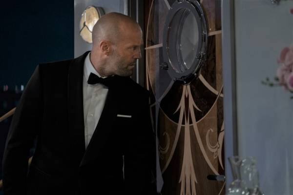 変装した敵にジェイソン・ステイサムの拳が炸裂『オペレーション・フォーチュン』本編映像