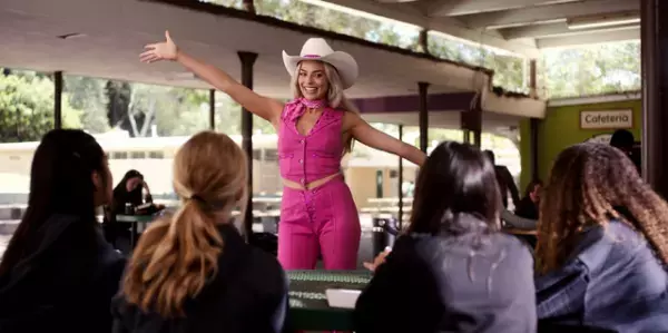 『2001年宇宙の旅』からバス停の“あの女性”まで『バービー』トリビア一挙紹介