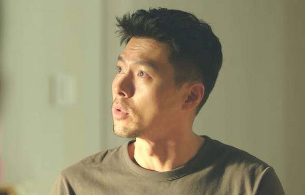 ヒョンビン、シックなスーツ姿から「息もピッタリ」なしょんぼり顔も『コンフィデンシャル：国際共助捜査』