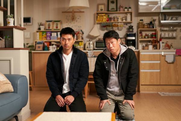 ヒョンビン、シックなスーツ姿から「息もピッタリ」なしょんぼり顔も『コンフィデンシャル：国際共助捜査』