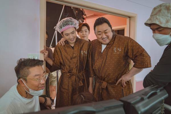 チョン・ギョンホ「すごく楽しかった」マ・ドンソクと共演『狎鴎亭スターダム』メイキング映像